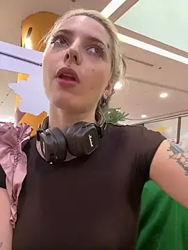 Stripchat Sex Cam of LoraaDoll