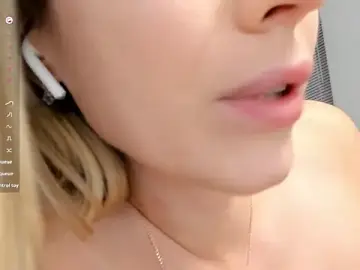 Stripchat Nude Webcam of HotCarolineXO