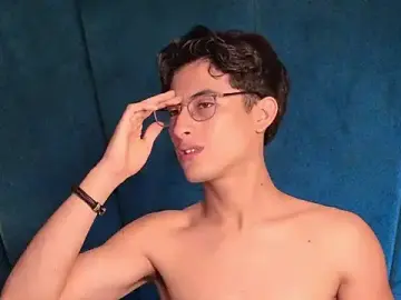 Stripchat Sex Cam of Aaron_Eze