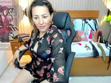 Stripchat Sex Cam of luciana_ballesteros_