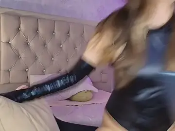 Stripchat Live Sex Cam of nini_love01