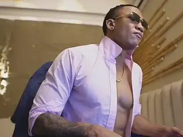 Stripchat Adult Webcam of Logan_Varela