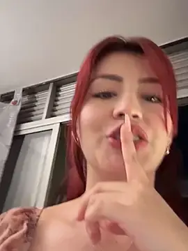 Stripchat Live Sex Cam of LINDA_PATTY94