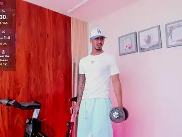 Stripchat Sex Cam of Latinmoster_boss