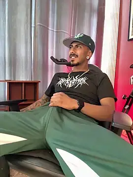 Stripchat Free Porn Cam of Latinmoster_boss