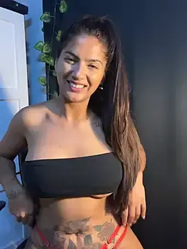 Stripchat Live Sex Cam of chicachocolate01