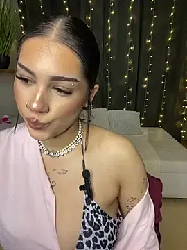 Stripchat Nude Webcam of lora_meow