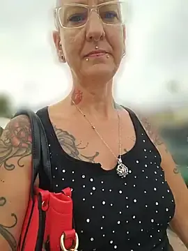 Stripchat Live Porn of Emma_Milf25