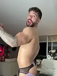 Stripchat Free Porn Cam of Valenthino_Salvatore