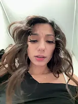 Stripchat Adult Webcam of -_MiaQueen_-