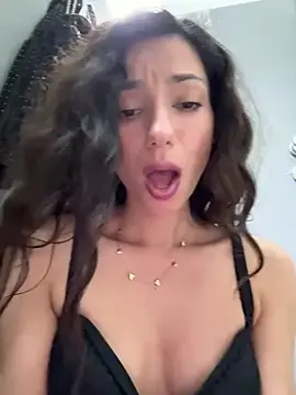 Stripchat Live Sex Cam of -_MiaQueen_-