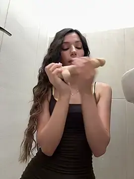 Stripchat Free Live Porn of -_MiaQueen_-