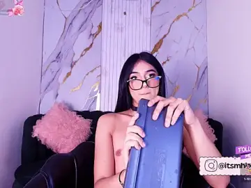 Stripchat Live Sex Cam of Mhiaa_Sweet
