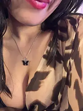 Stripchat Sex Cam of KARISHMA-STRIP