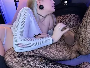 Stripchat Live Sex Cam of 2_girls_1_dick