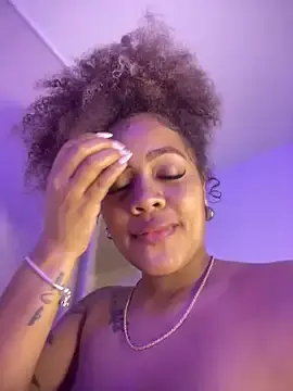 Stripchat Sex Cam of riri_brunnete