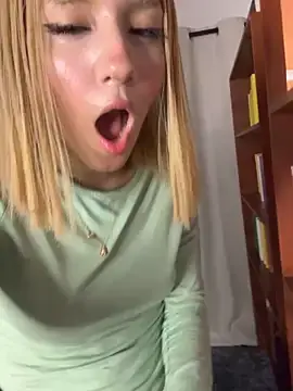 Stripchat Live Sex Cam of SweetBunnyGF