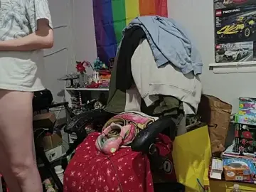 Stripchat Free Porn Cam of tallnerdyguy
