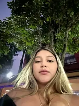 Stripchat Free Live Porn of lunablossom_