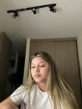 Stripchat Watch Live Sex Cams of lunablossom_