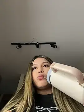 Stripchat Watch Live Sex Cams of lunablossom_