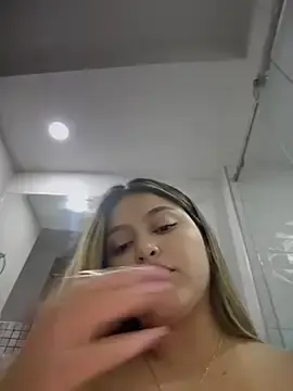 Stripchat Sex Cam of lunablossom_