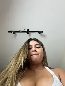 Stripchat Sex Cam of lunablossom_