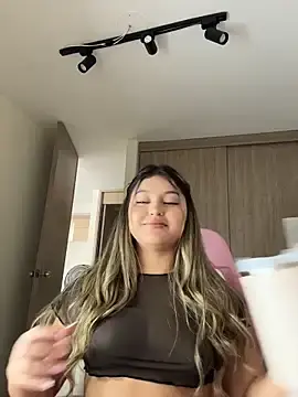 Stripchat Live Sex Cam of lunablossom_