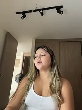 Stripchat Live Sex Cam of lunablossom_