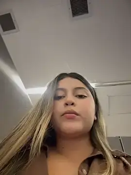 Stripchat Watch Live Sex Cams of lunablossom_