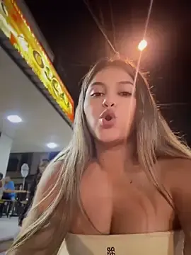 Stripchat Free Live Porn of lunablossom_