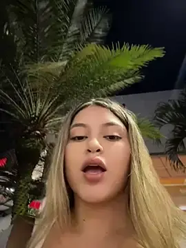 Stripchat Live Sex Cam of lunablossom_