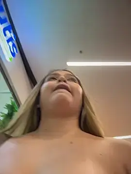 Stripchat Watch Live Sex Cams of lunablossom_