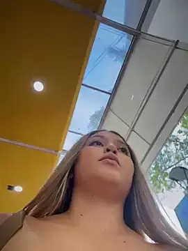 Stripchat Free Live Porn of lunablossom_