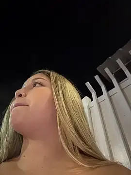 Stripchat Watch Live Sex Cams of lunablossom_