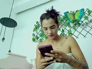 Stripchat Live Sex Cam of cris_dulce