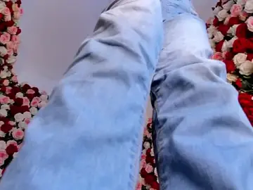 Stripchat Sex Cam of Ariella_Ruiz