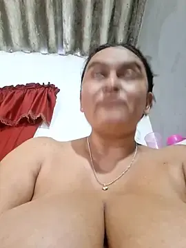 Stripchat Nude Webcam of Horny-Mommy-Dirty