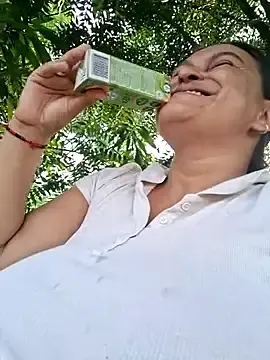 Stripchat Live Sex Cam of Horny-Mommy-Dirty