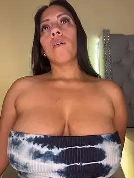 Stripchat Free Porn Cam of KIARAPRETTY