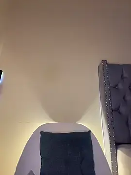 Stripchat Live Sex Cam of KIARAPRETTY