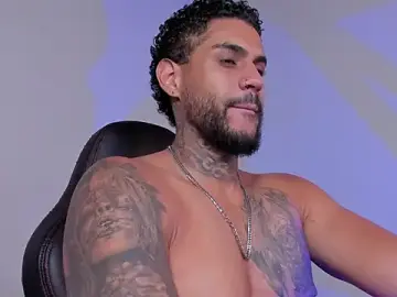 Stripchat Adult Video Chat of LuigiVitale_1