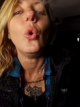 Stripchat Live Sex Cam of SheIsSomething