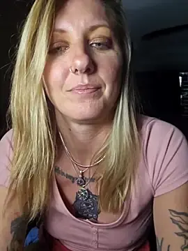 Stripchat Live Sex Cam of SheIsSomething