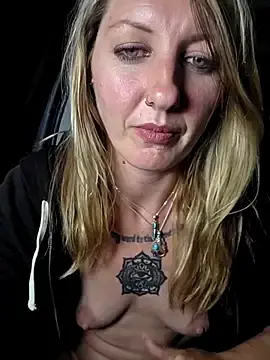 Stripchat Live Porn of SheIsSomething