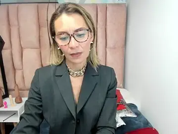 Stripchat Adult Webcam of Issa_Milf__