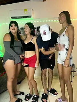 Stripchat Live Sex Cam of royalgirls_x