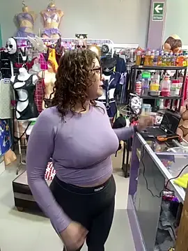 Stripchat Live Sex Cam of ROSALIASEXSHOP