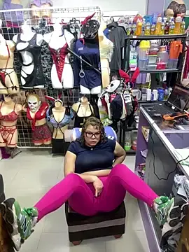 Stripchat Live Sex Cam of ROSALIASEXSHOP