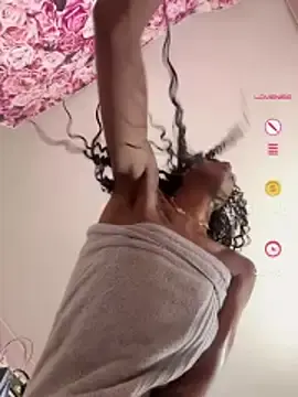 Stripchat Live Sex Cam of mismialove